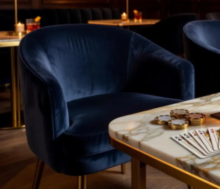Lounge elegancia részletek márvány asztallal, bársony fotellel és gyertyafénnyel